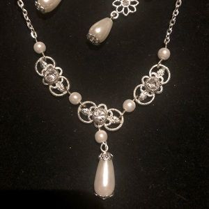 Necklace & earrings set